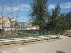 Fotograf�a de una pasarela met�lica sobre el cauce del canal, fuera de servicio.