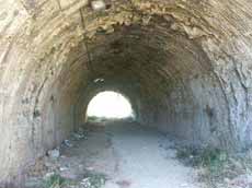 Fotograf�a de un ojo del acueducto fundacional para el paso del agua del barranco, hoy fuera de servicio.