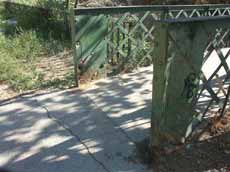 Fotograf�a que muestra la oxidaci�n de la barandilla de la pasarela.
