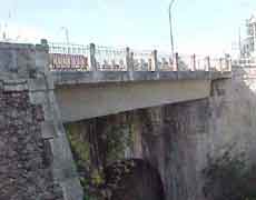 Fotograf�a de barandillas del puente de hierro fundido y poyetes de piedra natural