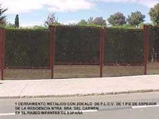 Fotograf�a del cerramiento met�lico con z�calo de la residencia Nuestra Se�ora del Carmen en el Paseo Infantes de Espa�a.