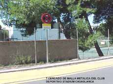 Fotograf�a del cercado de malla met�lica del club deportivo Stadium Casablanca.