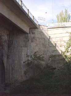 Fotografa de estribo de margen izquierda del ro Huerva aguas abajo del puente del canal y estructura de hormign armado a desmontar.