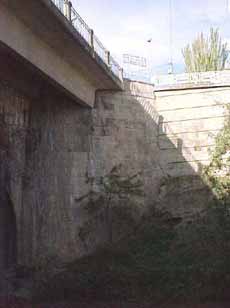 Fotograf�a de estribo de margen izquierda del r�o Huerva aguas abajo del puente del canal y estructura de hormig�n armado a desmontar.