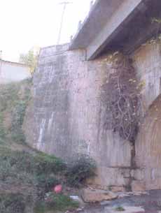 Fotograf�a de estribo de margen derecha del r�o Huerva aguas abajo del puente del canal y estructura de hormig�n armado a desmontar.