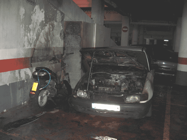Incendio de un coche en un garaje