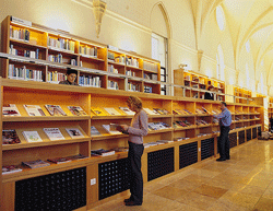 Imagen de gente consultando libros