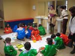 Ni�os realizando actividad en el teatro