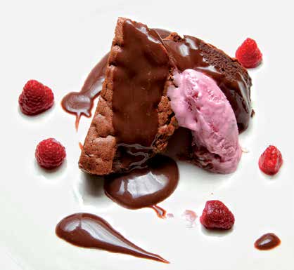 Esponjoso de chocolate con helado de frambuesa