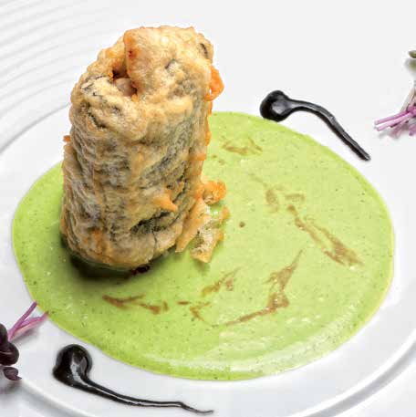 Atn rojo fresco especiado y albardado con alga nory y verduritas en tempura con salsas de soja y salsa verde