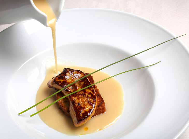 Sopa de cebolla de Fuentes, brioche de pasas y foie-gras