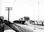 A.M.Z. Sig. 05605. Zaragoza. Estaci�n de Campo Sepulcro en 1960. A la derecha de la imagen se observa una torre de iluminaci�n. La foto fue tomada en el momento de la llegada del tren Talgo procedente de Madrid, encabezado por la locomotora n� 350.001 Virgen del Pilar, La estaci�n ser�a reemplazada en 1972 por la llamada de El Portillo?. La imagen de archivo es una copia en papel fotogr�fico 290x205 mm.