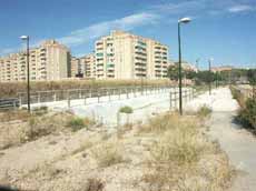 Fotograf�a del aspecto del cauce del canal en la zona del acueducto fundacional, al fondo edificios lim�trofes del barrio de la Paz.