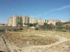 Vista del barranco de la muerte coronado por los edificios lim�torfes del barrio de la paz.