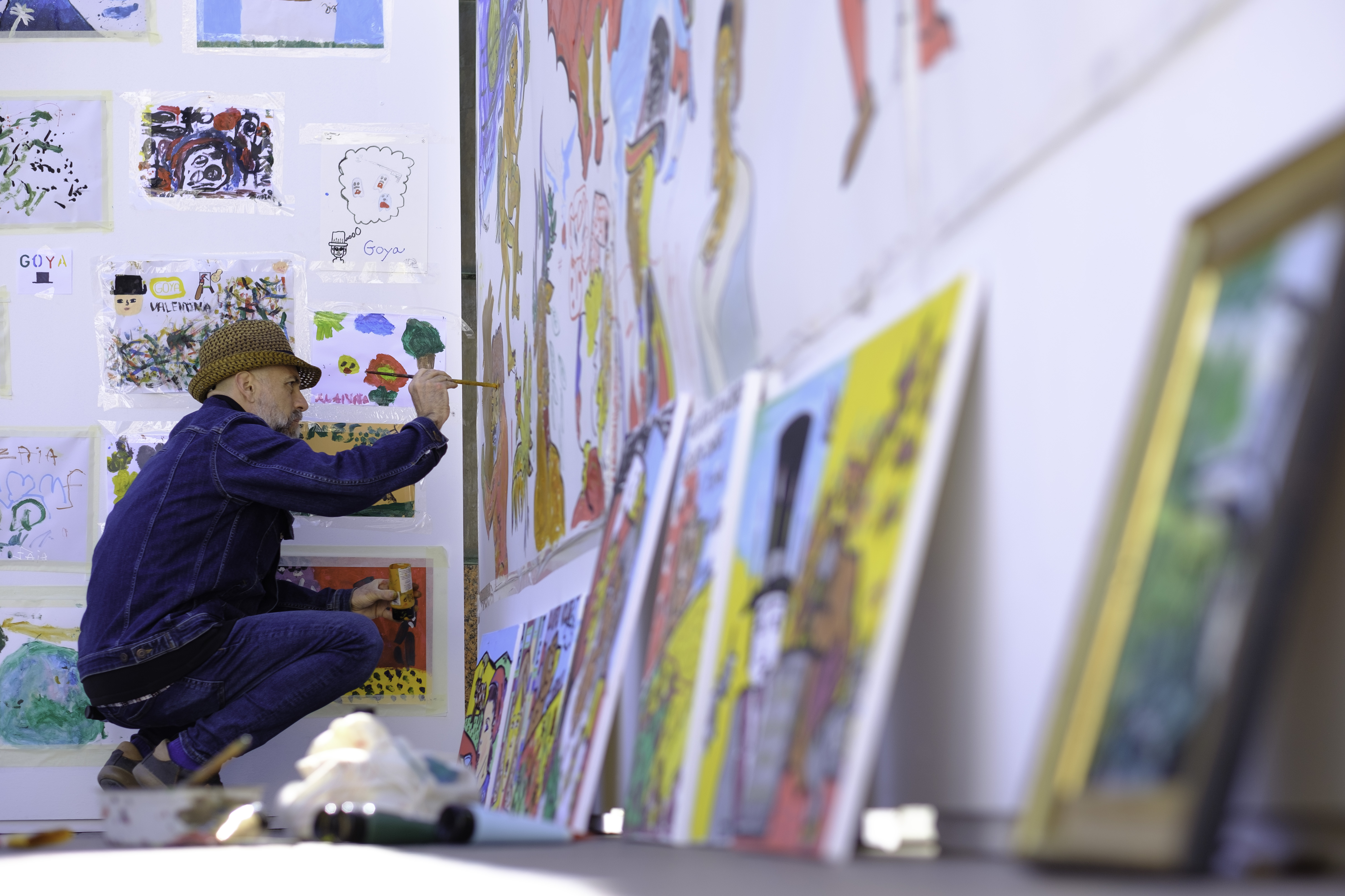 Pintor haciendo un mural