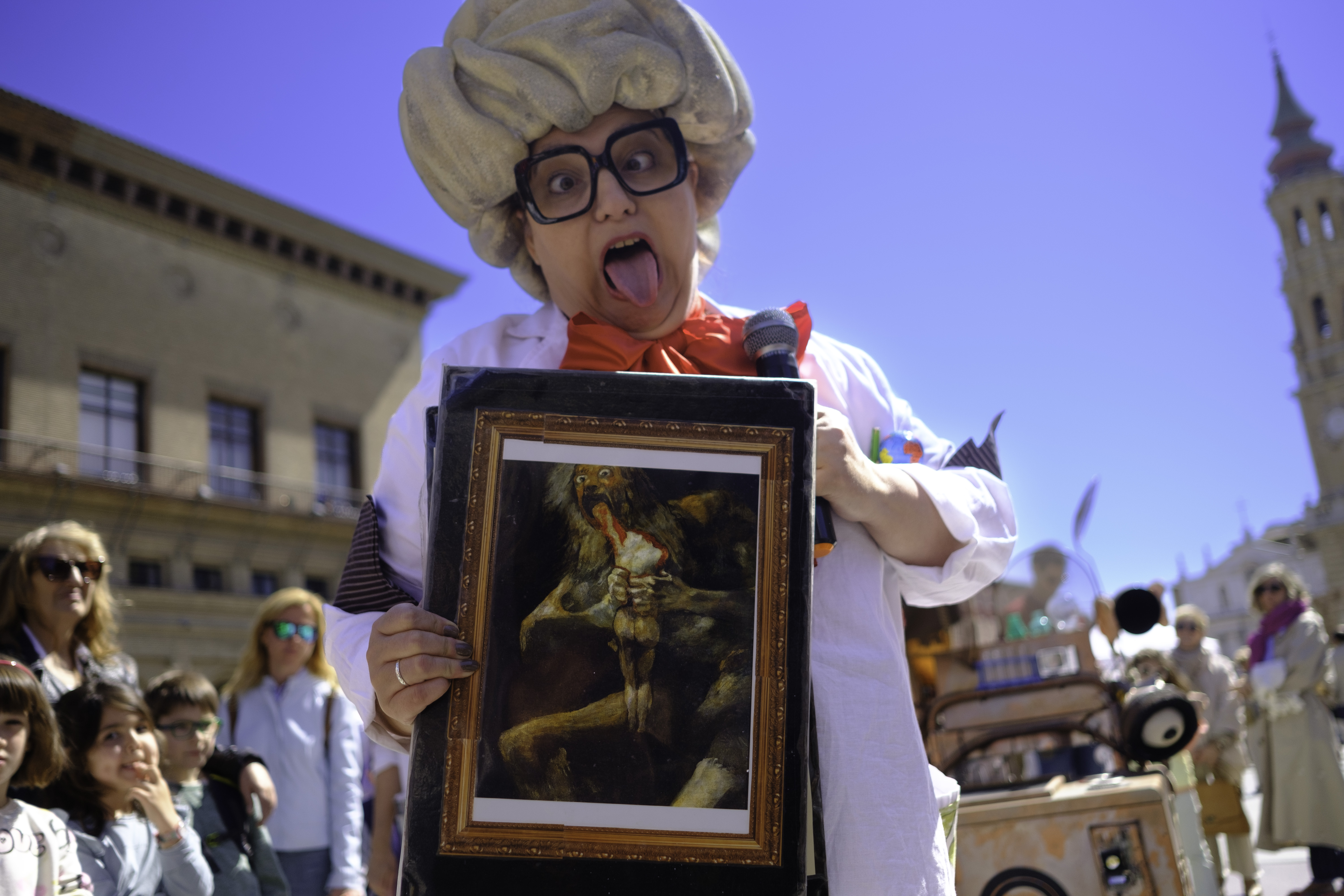 Animadora con cuadro