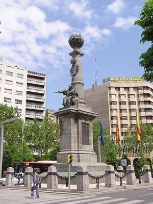Monumento al Justiciazgo. Representa la figura del  último Justicia de Aragón Juan de Lanuza, ejecutado  en 1591