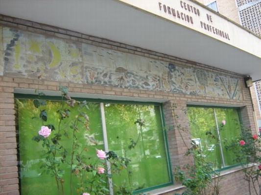 Mural cerámico en la fachada del Colegio Condes de Aragón. Centro de Formación profesional.
