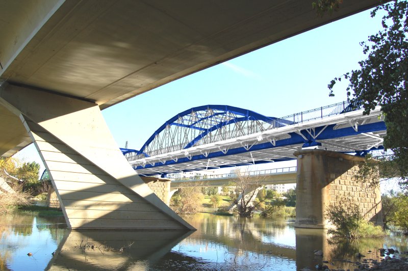 Vista Lateral del Puente de Hierro Pintado en Azul y Blanco