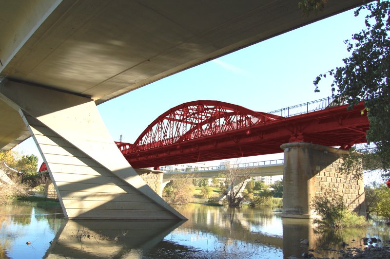 Vista Lateral del Puente de Hierro Pintado en Rojo