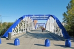 Vista peatonal puente de Hierro en Azul y Blanco