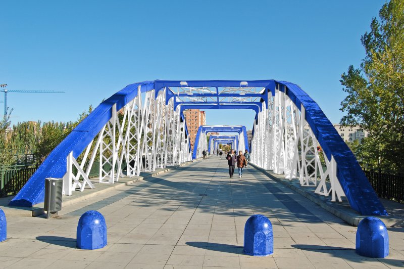 Vista Peatonal del Puente de Hierro en Azul y Blanco