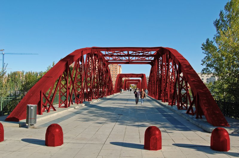 Vista Peatonal del Puente de Hierro Pintado en Rojo