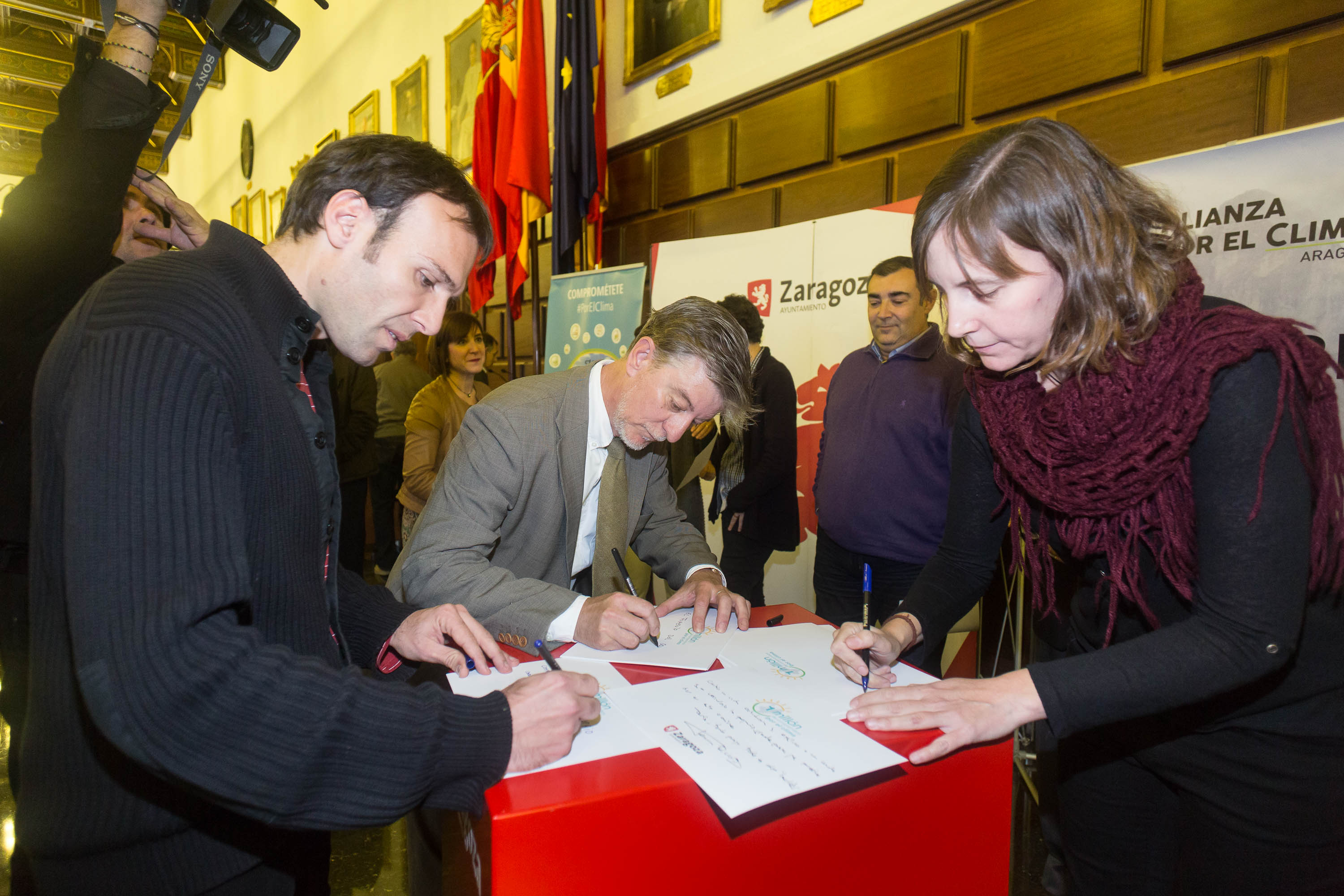 Alcalde y concejales ha suscrito sus compromisos