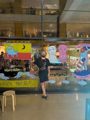 Danielo Tena pintando su mural