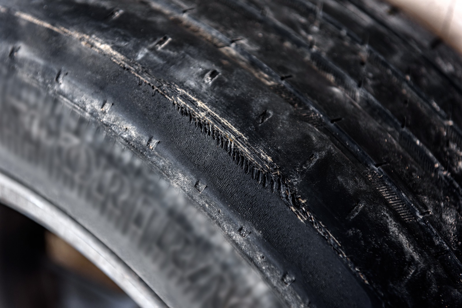El desgaste de los neumáticos puede contribuir a un accidente