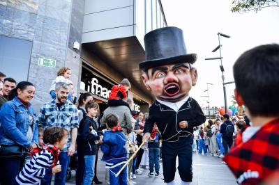Gigantes y Cabezudos en Puerto Venecia