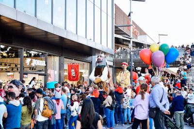 Gigantes y Cabezudos en Puerto Venecia