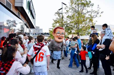 Gigantes y Cabezudos en Puerto Venecia
