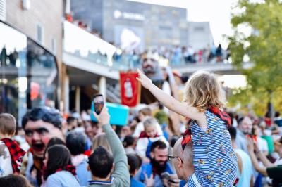 Gigantes y Cabezudos en Puerto Venecia