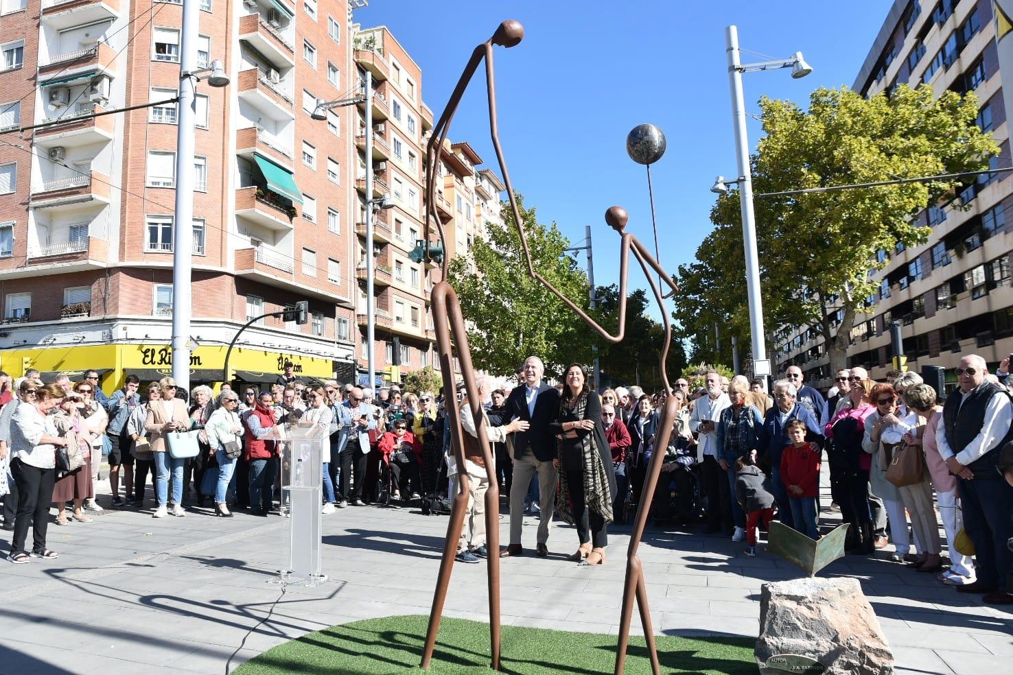 Inauguración escultura dedicada a las personas mayores