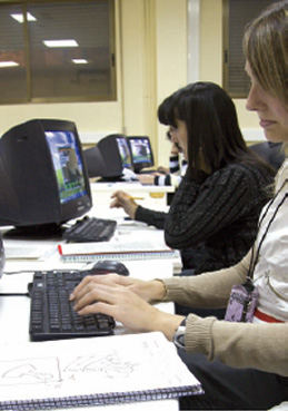 Mujeres trabajando con ordenadores