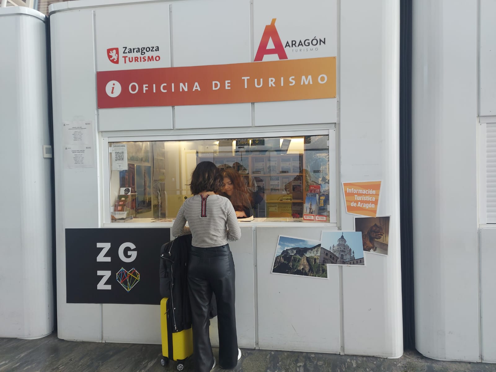 Fotografa Oficina de Turismo del Aeropuerto de Zaragoza