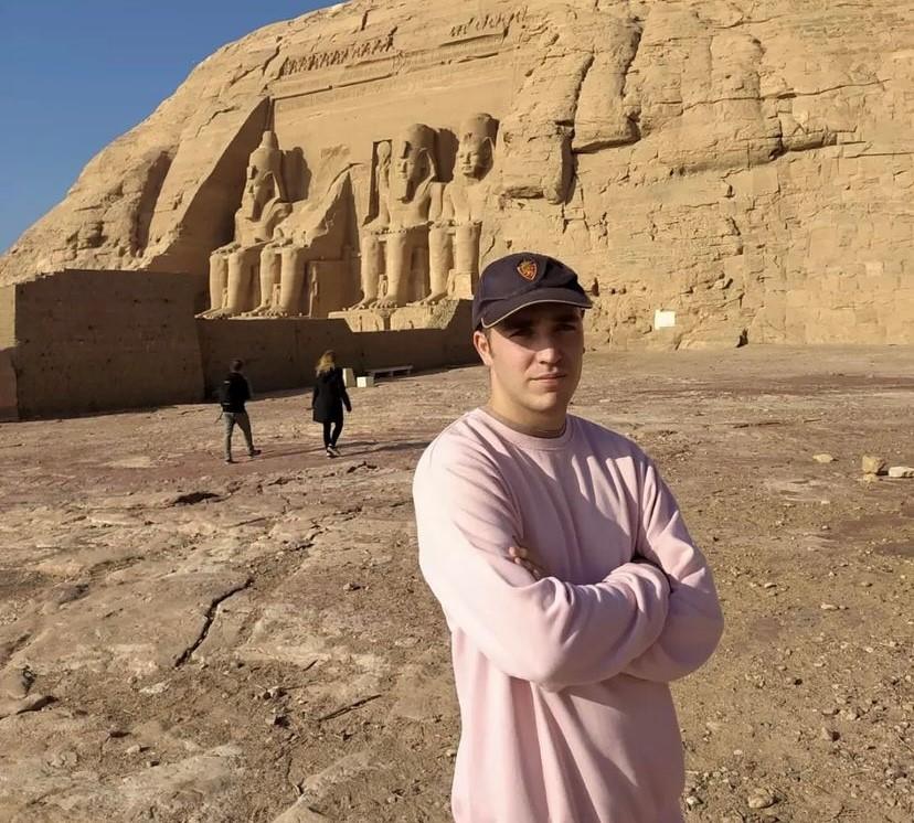 Retrato de Alex López, delante del tempo de Abu Simbel