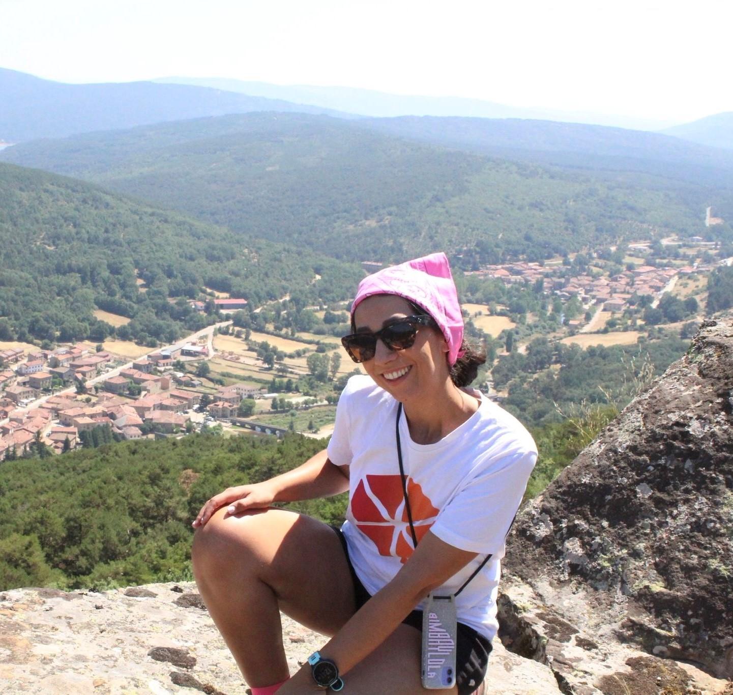 Fotografía de Ana Bueno, ante un paisaje de montaña.