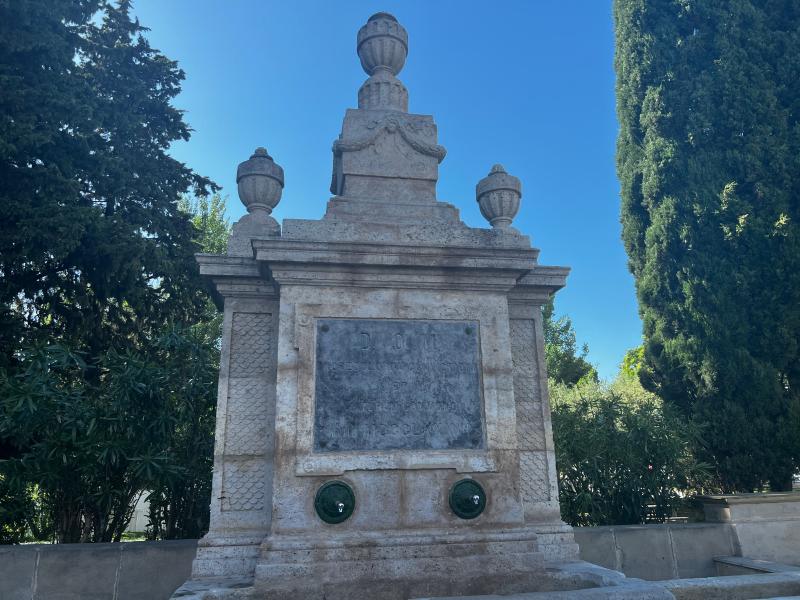 Fotografía de la Fuente de los Incrédulos, un monumento en piedra con dos grifos de agua.