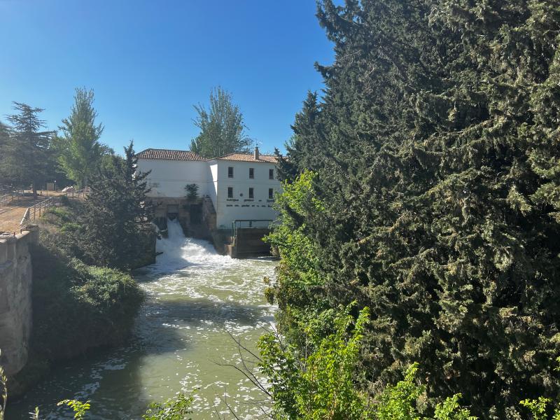 Fotografía de las exclusas de Casablanca: una edificación encalada. En su parte izquierda se ve la exclusa, de la que mana agua. Imagen: Juan Miravete