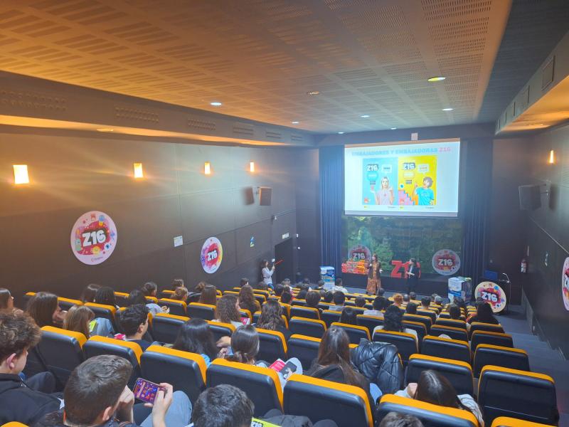 Un grupo de jóvenes escuchan una charla sobre Z16.