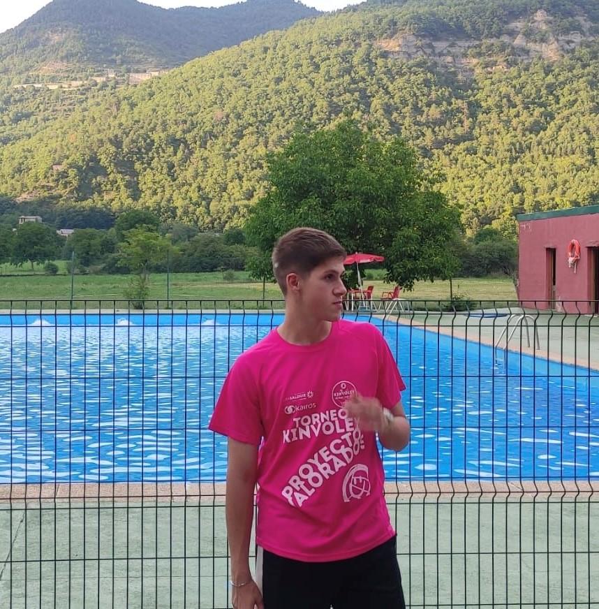 Retrato de Pablo López, ante una piscina junto a un monte.