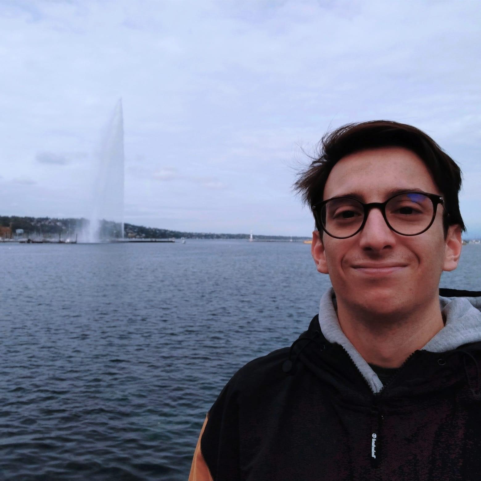 Fotografía de Pablo Serreta, delante de un paisaje marítimo.