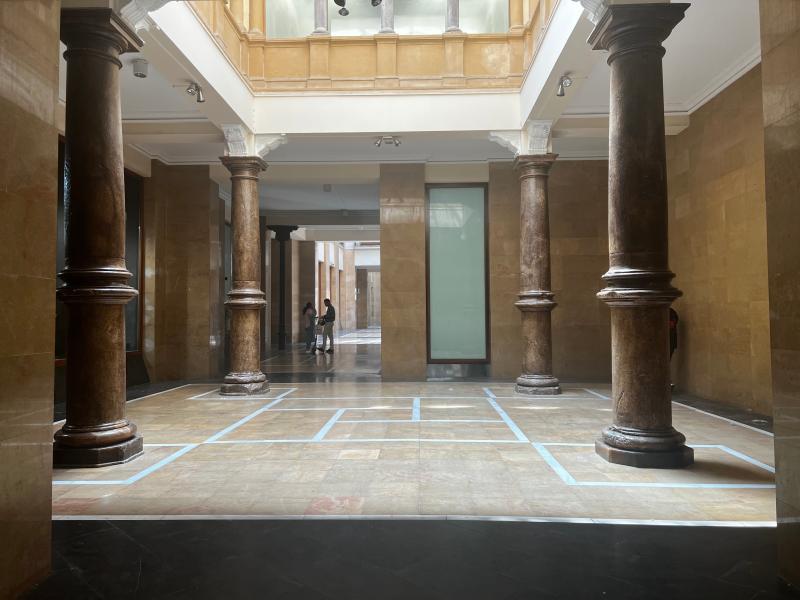 Fotografía del Pasaje de los Giles. Hay un patio de mármol marrón, sostenido por cuatro columnas. Imagen: Juan Miravete