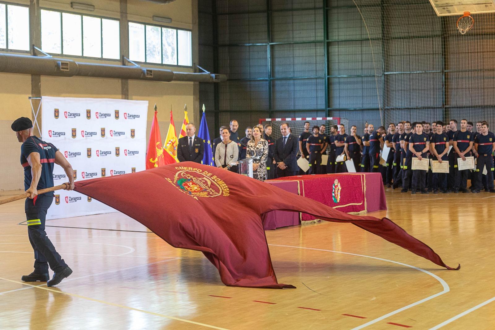 La alcaldesa de Zaragoza agradece a la nueva promoción de Bomberos su ...
