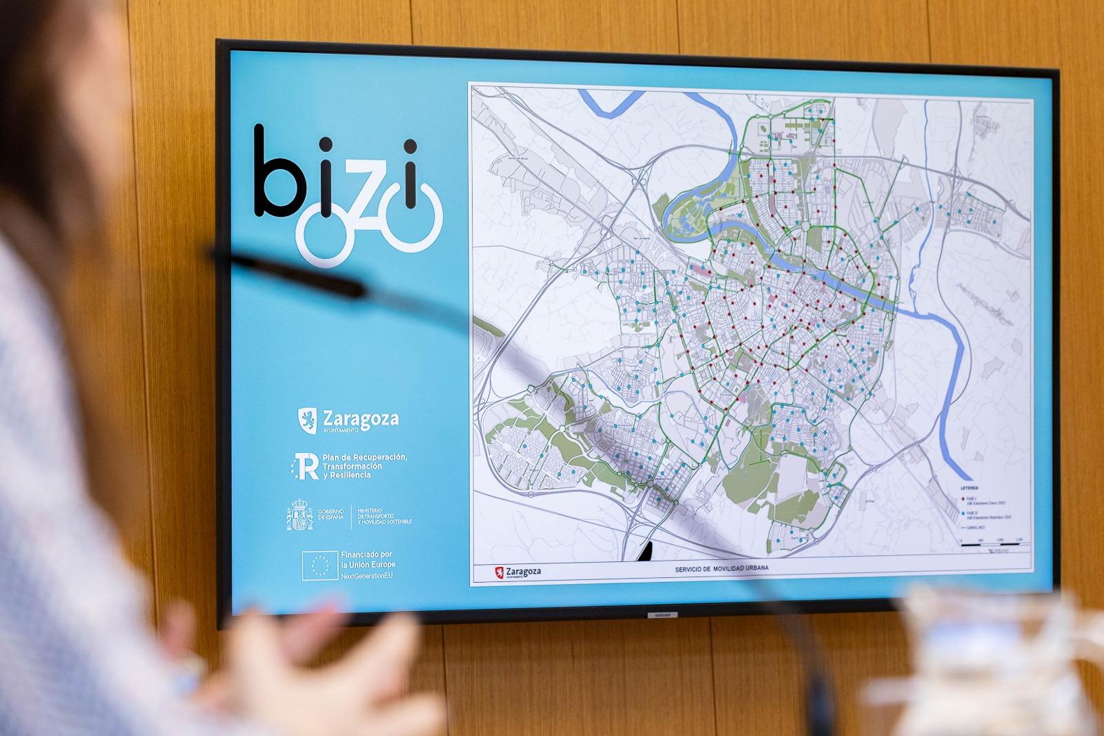 Imagen de la presentación de la propuesta de Bizi que consiste en la proyección del plano de estaciones de Bizi Zaragoza