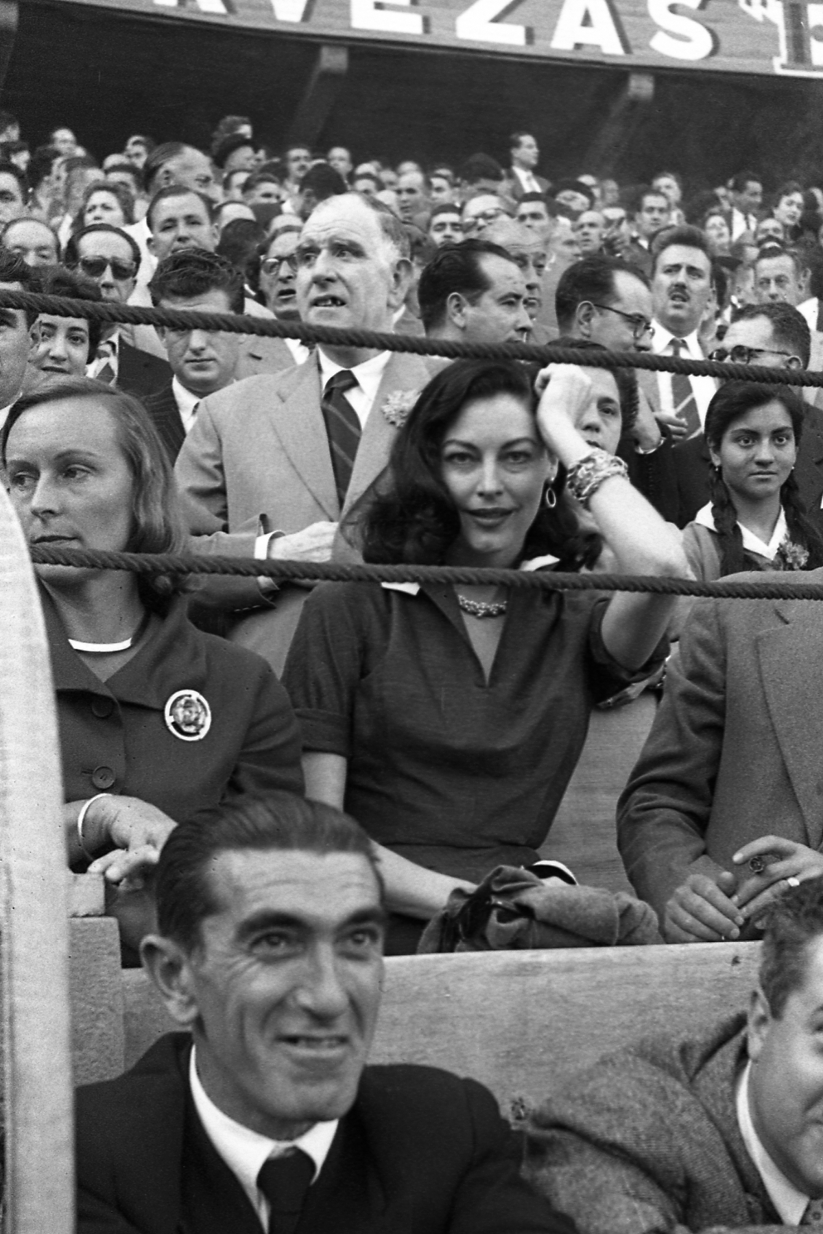 Ava Gardner disfrutando del maltrato animal y rodeada de gente fea