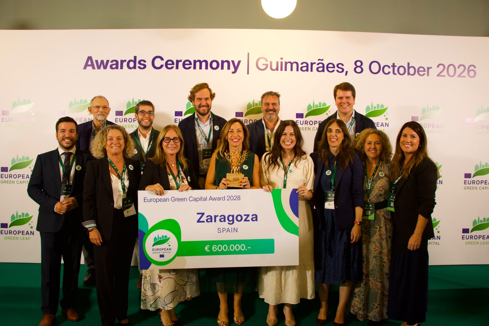 Delegación del Ayuntamiento de Zaragoza recibiendo el Premio