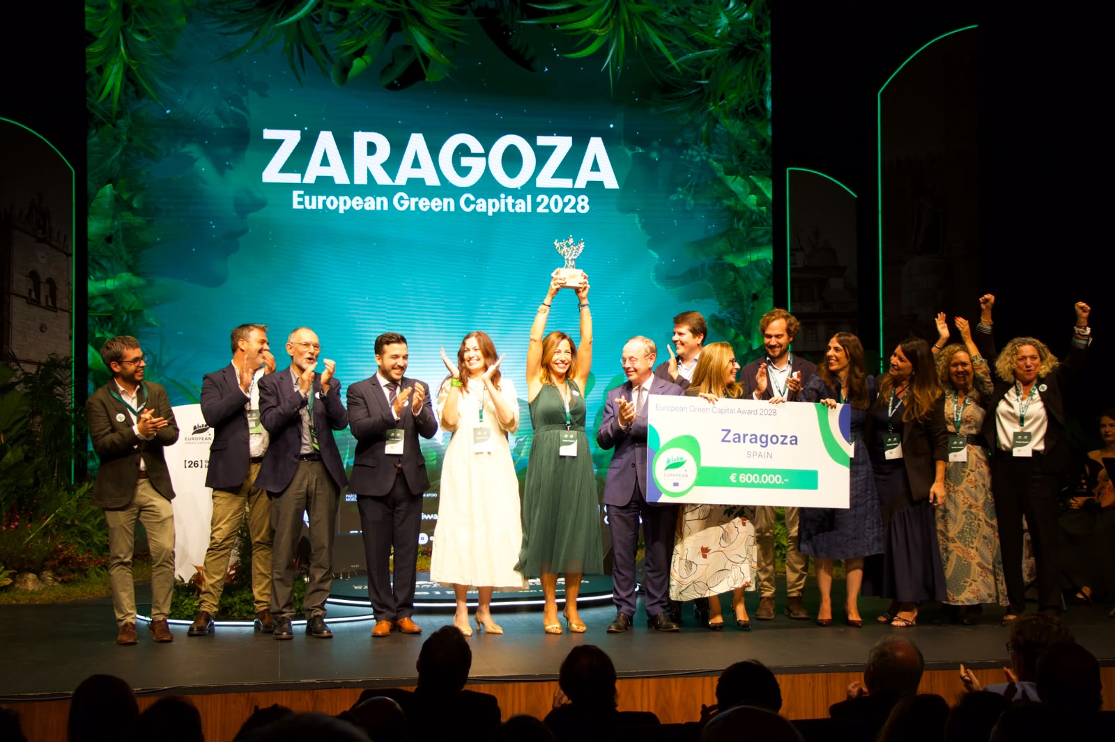 Delegación del Ayuntamiento de Zaragoza recibiendo el premio  Zaragoza Capital Verde Europea 2028